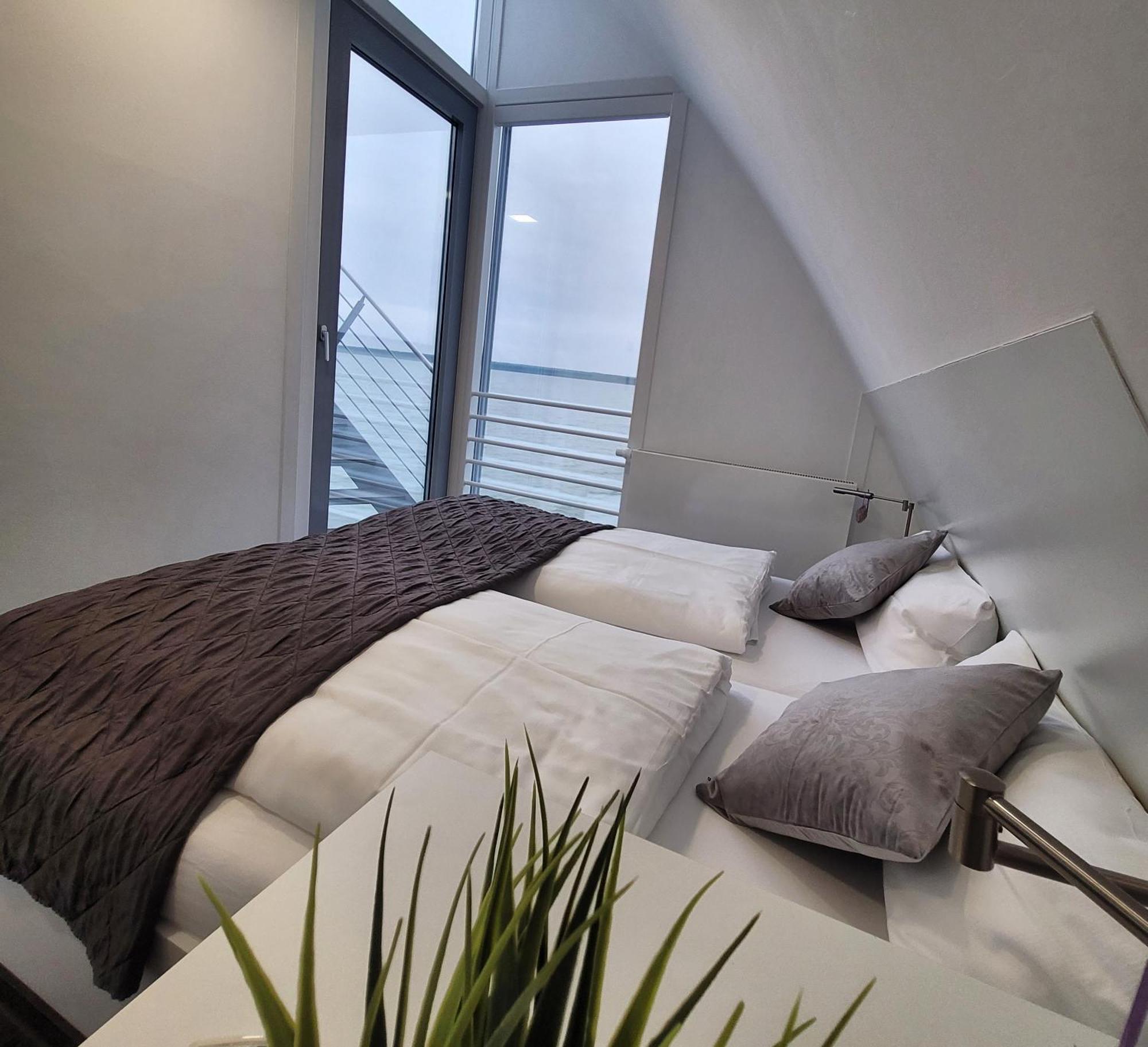 Schwimmendes Ferienhaus Sky Elsterheide Luaran gambar